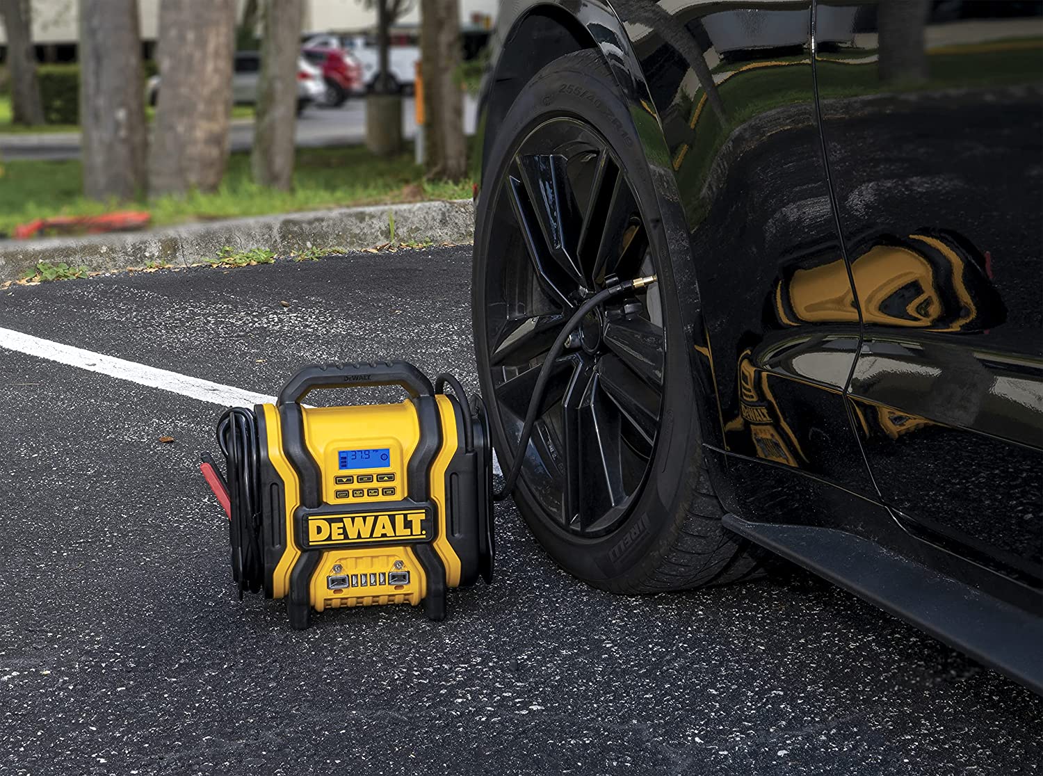 Dewalt DXAEPS14 1600 Peak Battery Amp 12V Auto Jump Starter/Power Station with 500 Watt AC Power Inverter - E.S.N Tools